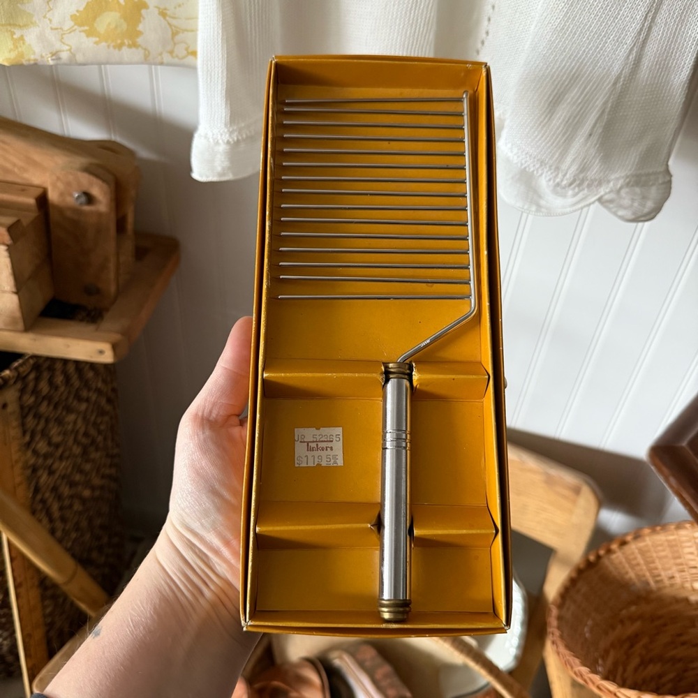 Vintage Cake Breaker